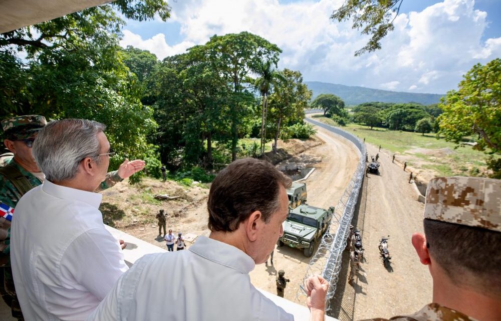 Abinader encabeza inauguración primer tramo de muro con Haití