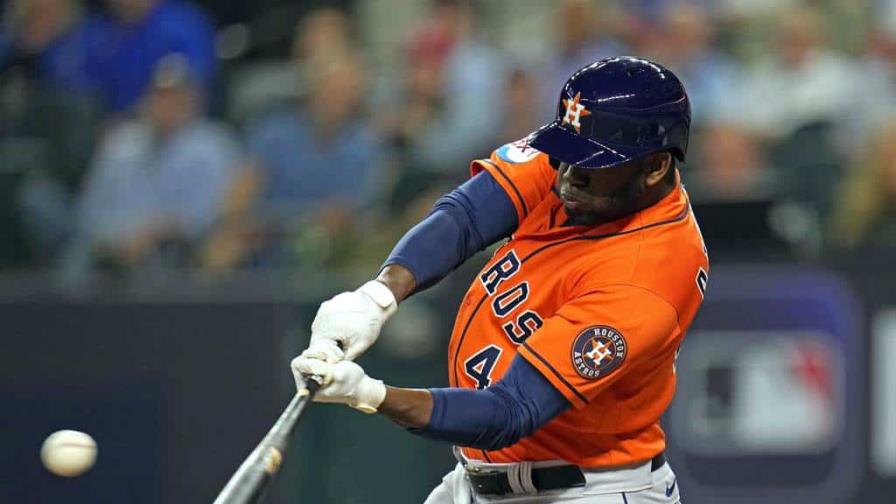 Abreu, Álvarez y Altuve ayudan a que Astros empaten 2-2 serie ante Rangers