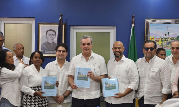 ALCALDE JUNIOR PERALTA ENTREGA AL PRESIDENTE LUÍS ABINADER EL PROYECTO DE DESARROLLO DEL MUNICIPIO DE NAGUA.
