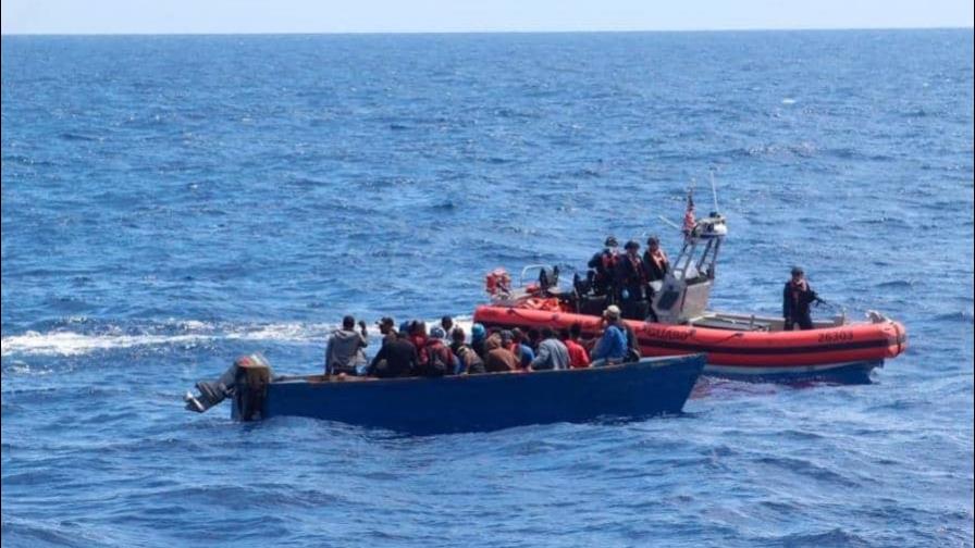 Repatrian a 89 migrantes dominicanos tras interceptar su barco en aguas de Puerto Rico