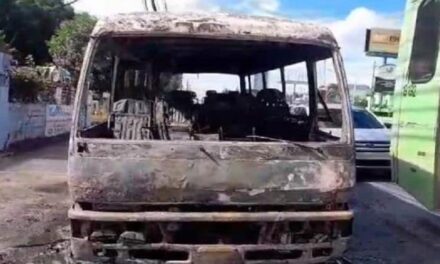 Incendio de autobús con 30 pasajeros no provocó muertes por la pericia del chofer