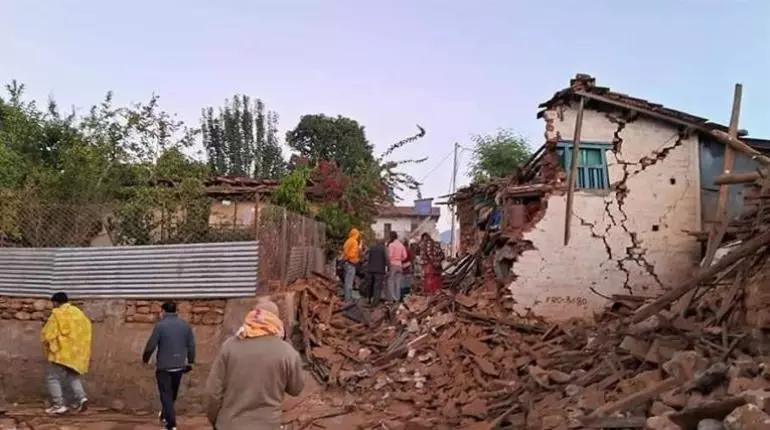 Aumentan a 157 los muertos por terremoto en Nepal