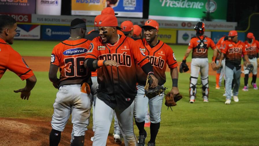 Toros vienen de atrás para vencer a los Leones en el estadio Quisqueya