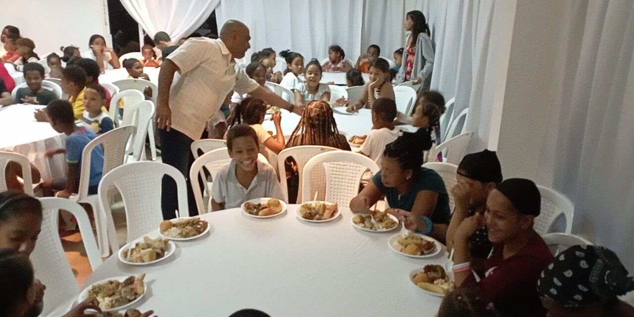 CORONEL LIC.MIGUEL MATA RODRÍGUEZ P.N. REALIZA CENA A NIÑOS EN NAGUA