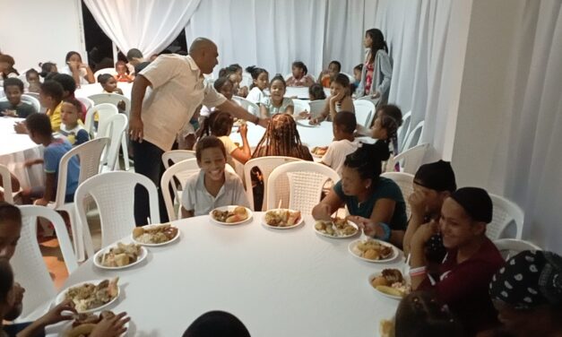 CORONEL LIC.MIGUEL MATA RODRÍGUEZ P.N. REALIZA CENA A NIÑOS EN NAGUA