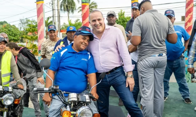 Alexis Victoria celebra navidad a motoconchos de Nagua; entrega motores cero km