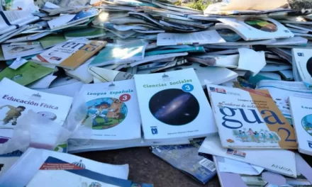 Suspenden directora de Azua por mandar a botar libros de textos a la basura