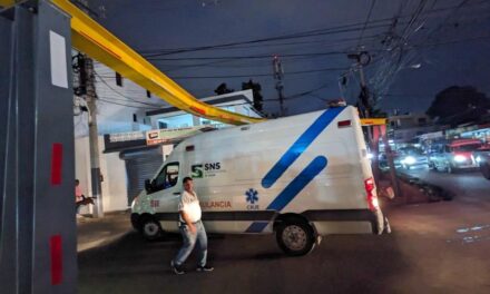 Ambulancia queda atascada con barra que impide paso de vehículos pesados en calle de Santiago