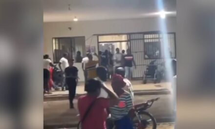 Ciudadanos rompen ventanas de hospital de El Seibo tras muerte de un familiar