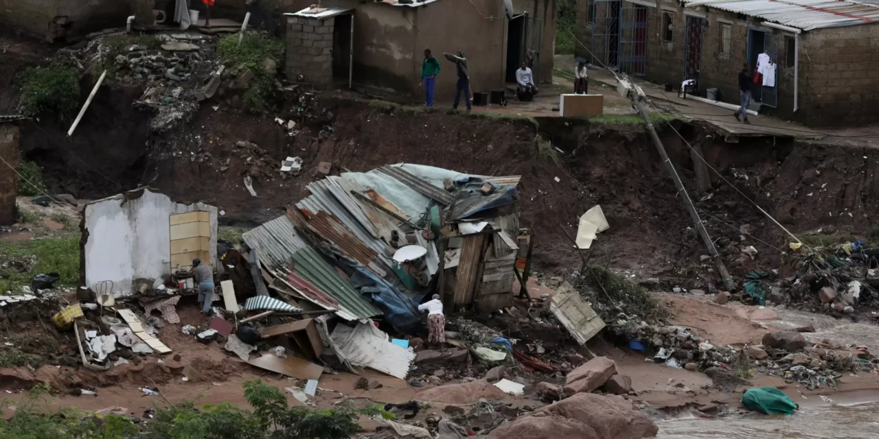 Suben a 21 los muertos por inundaciones en Sudáfrica