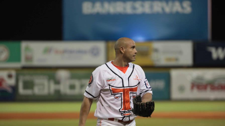 Raúl Valdés y los Toros del Este pintan de blanco a los Leones en el Francisco Micheli