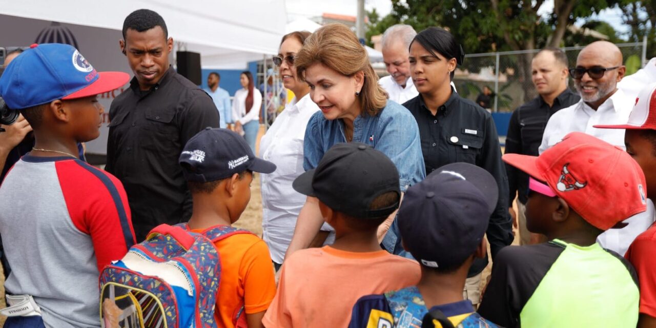 Vicepresidenta inauguró escuela, muelle y campo deportivo en SC