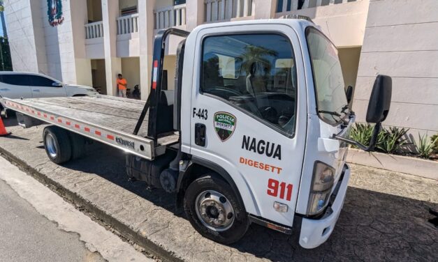 ENTREGAN CAMIÓN GRÚA A DIGESETT DE NAGUA