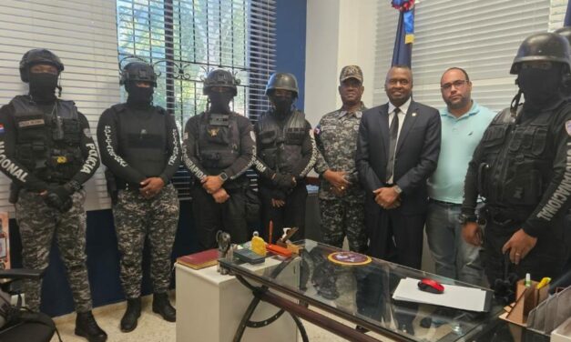 “Encuentro Estratégico: Director Regional de la Policía Nacional coordina con el Ministerio Público para reforzar la seguridad en María Trinidad Sánchez”