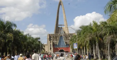 Feligreses esperan la celebración a la Virgen de la Altagracia