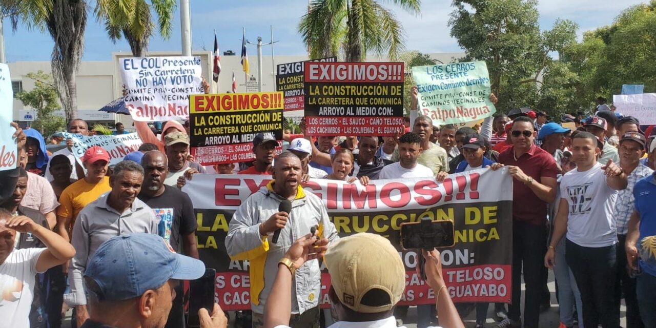 Comunitarios de Arroyo Al Medio marchan a la Gobernación para exigir arreglo de carretera En Nagua