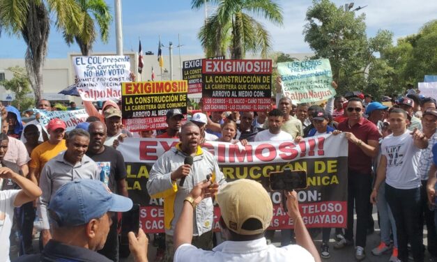 Comunitarios de Arroyo Al Medio marchan a la Gobernación para exigir arreglo de carretera En Nagua
