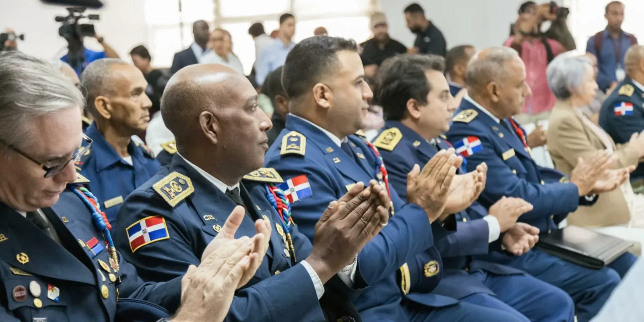 Bomberos recibirán una póliza de vida y otros beneficios