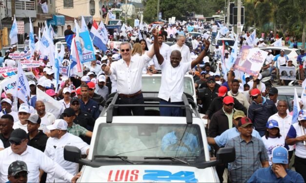 Abinader encabeza caravanas en Villa Altagracia y San Cristóbal 