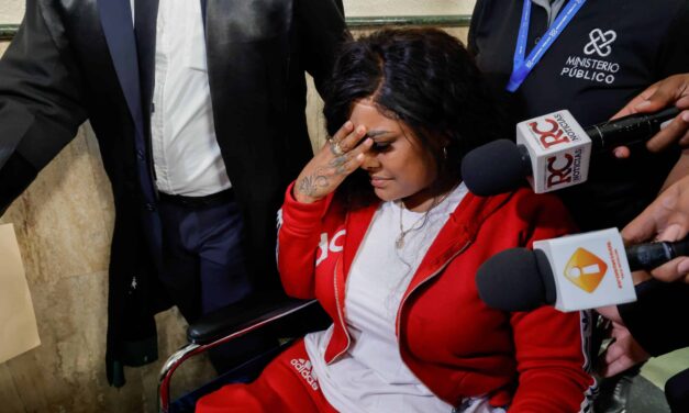 Madre de Yailín acude a audiencia de Tekashi en silla de ruedas y pide justicia