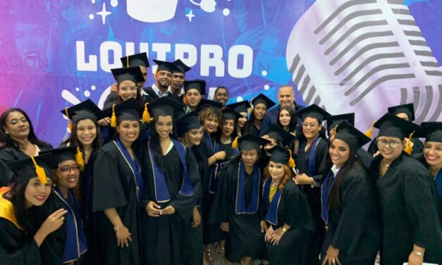 Fundación Alexis Victoria Gradúa 50 Locutores a través de la escuela del nordeste.