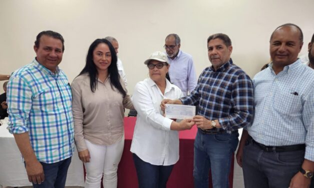 ENTREGA DE CHEQUES A AGRICULTORES JUNTO A MINISTRO.