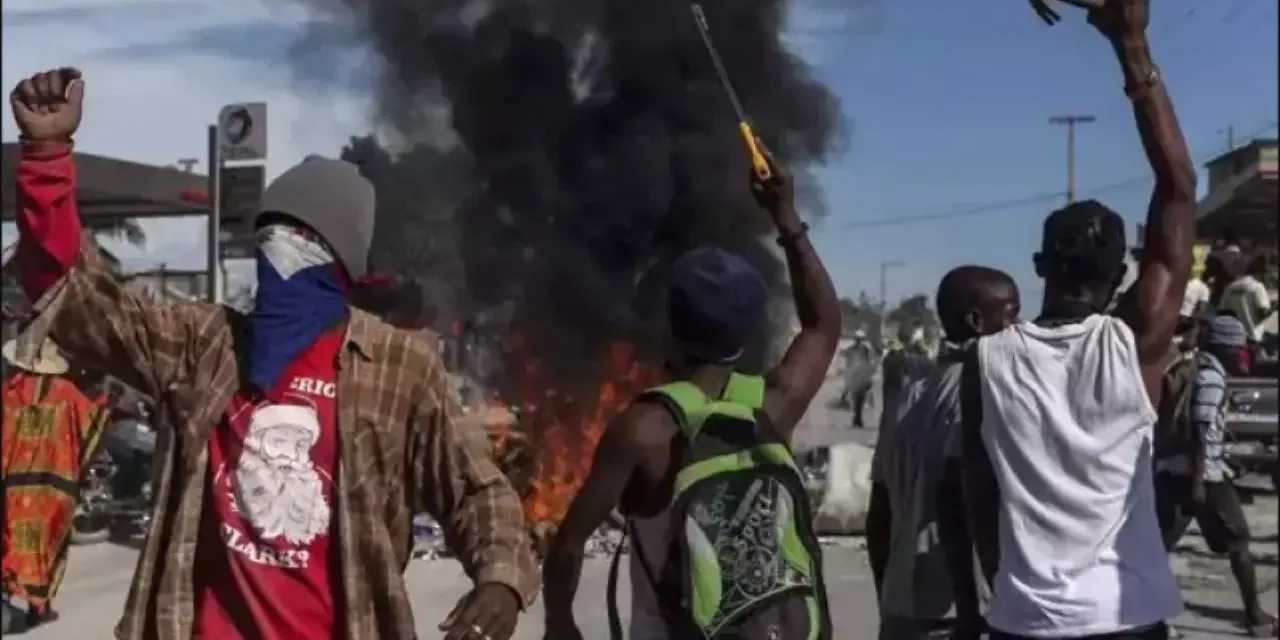 Pandilleros incendian camiones de mercancías y encuentran cadáveres en Haití