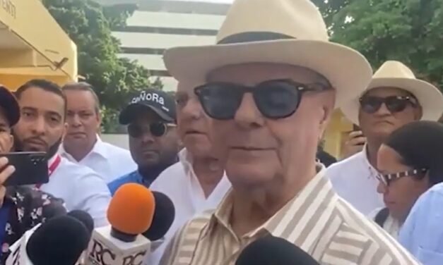Voto de Hipólito se retrasó porque «se le quedó» la cédula en casa