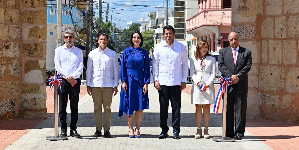 Gobierno entrega restaurada en SD la Puerta de la Misericordia