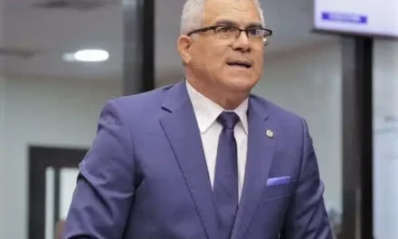 Senador de Ocoa renuncia a la Fuerza del Pueblo