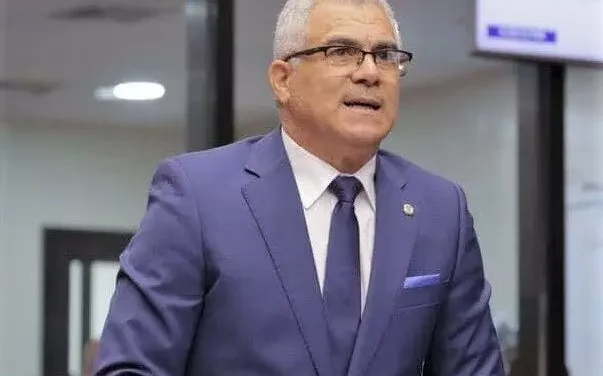 Senador de Ocoa renuncia a la Fuerza del Pueblo