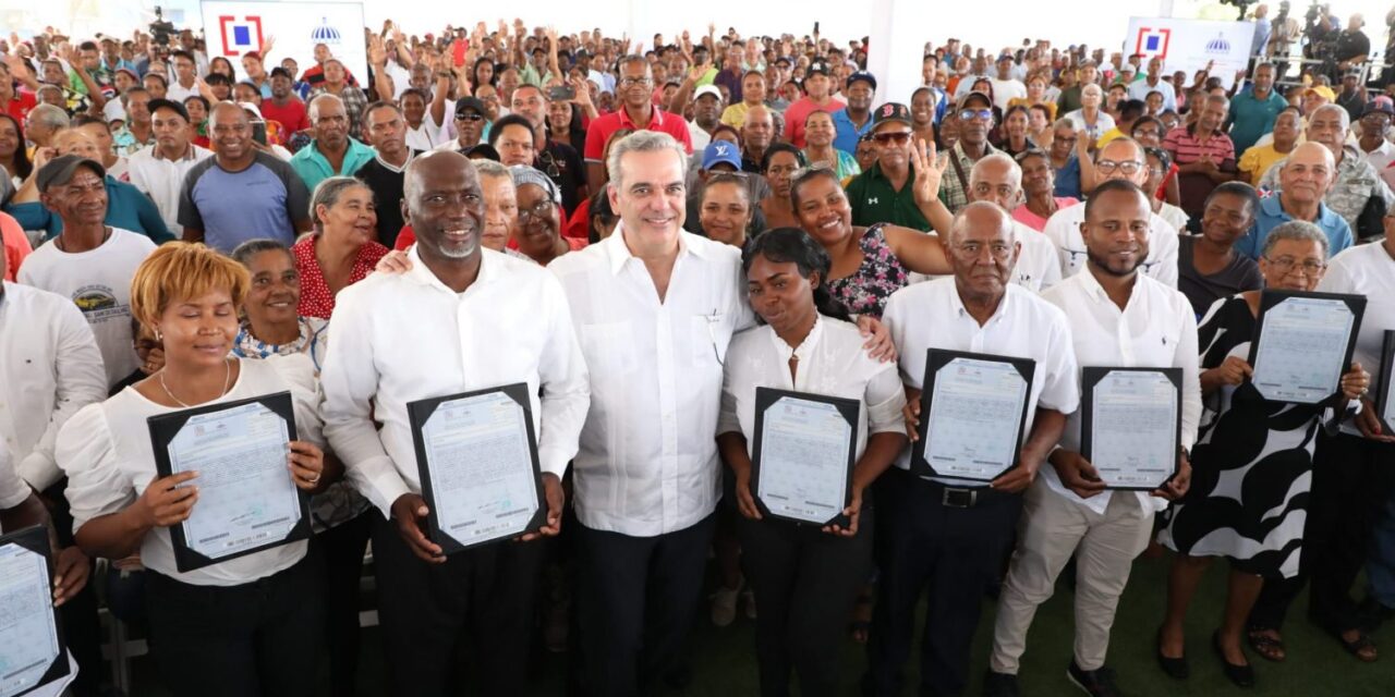 Abinader entrega 1,130 títulos en El Tamarindo, Santo Domingo Este