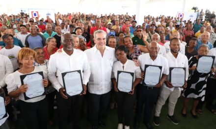 Abinader entrega 1,130 títulos en El Tamarindo, Santo Domingo Este