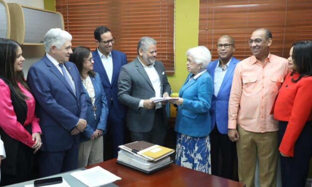 PRM formaliza ante la JCE las candidaturas de Luis Abinader y Raquel Peña