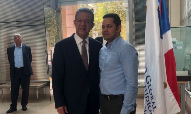 Leonel Fernández exhorta a Joel Veras a seguir trabajando por la victoria de la Fuerza del Pueblo, en reunión celebrada este martes, La dirección de ese partido en esta provincia lo expulsa.