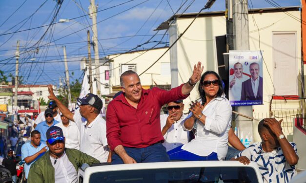 Senador Alexis Victoria encabeza multitudinaria caravana en Nagua