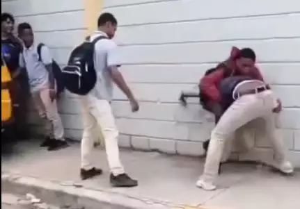 Hospitalizan estudiante tras ser estrellado contra el pavimento por otro compañero en una pelea