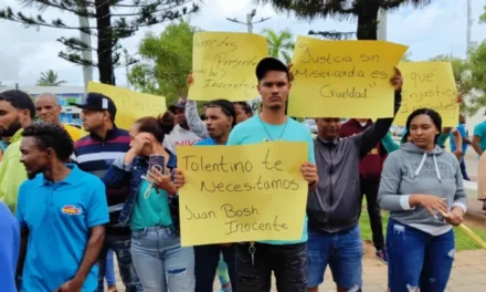 Residentes de Matancitas protestan en Palacio de Justicia en Nagua; piden libertad de Juan Bosch