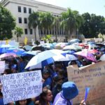 Cientos de maestros se manifiestan frente al Ministerio de Educación para exigir un aumento salarial