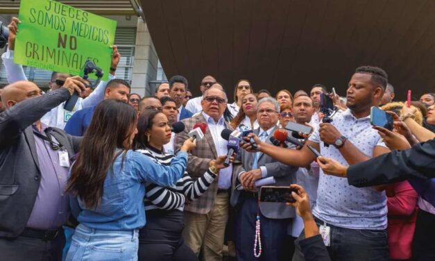 “Somos médicos, no delincuentes”, galenos van a la Suprema Corte tras sentencias