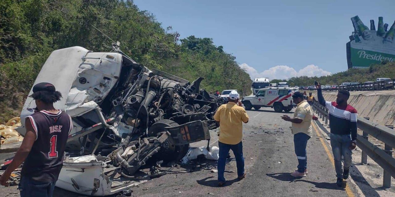 Accidente de tránsito en La Romana involucra siete vehículos con varias personas afectadas