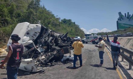 Accidente de tránsito en La Romana involucra siete vehículos con varias personas afectadas