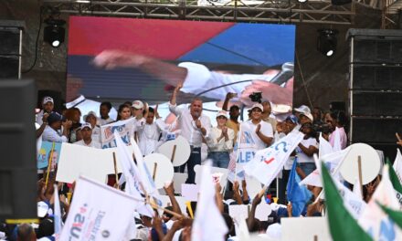 Alexis Victoria cierra campaña en María Trinidad Sánchez con mitin multitudinario