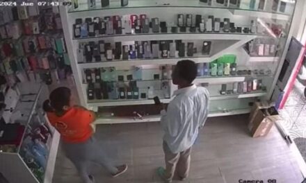Hombre es sorprendido robando en una tienda en El Factor