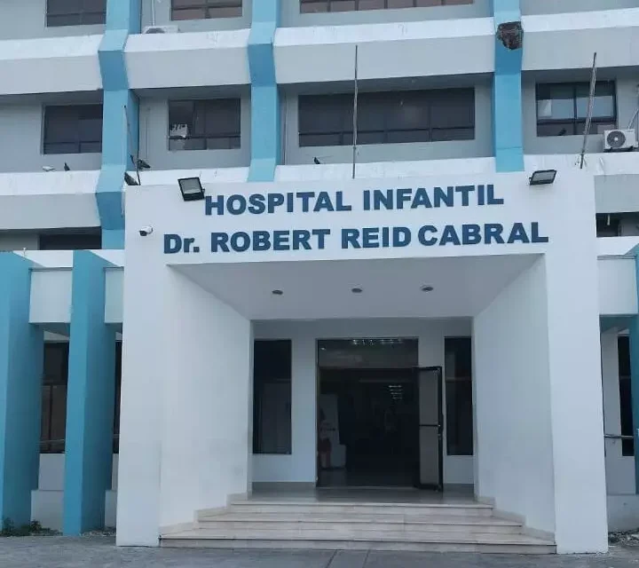 Niña que cayó de un cuarto piso en una clínica de San Cristóbal se encuentra bajo pronóstico reservado