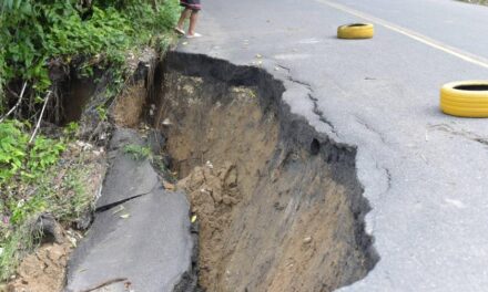 Colapsa tramo de carretera Gaspar Hernández-Río San Juan a causa de las lluvias