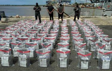 Atrapan lancha con dos personas y 675 paquetes de droga en costa de San Pedro de Macorís
