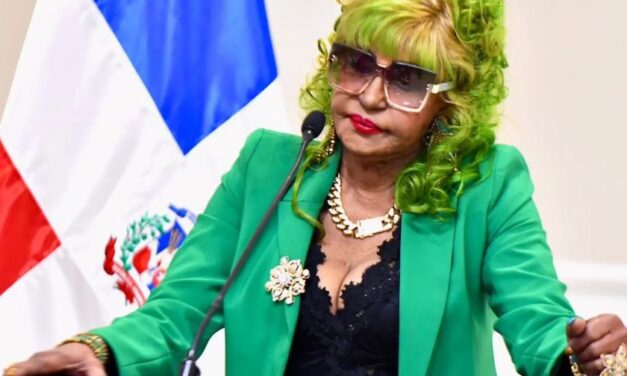 Fefita la Grande celebra victoria de Anthony Santos frente a hijos de Tatico Henríquez