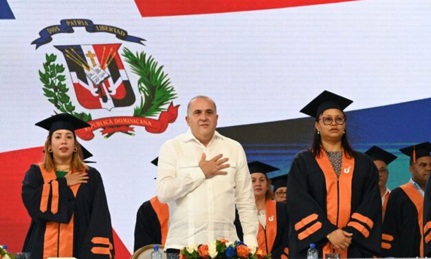 Alexis Victoria pondera educación como motor del desarrollo en graduación UAPA
