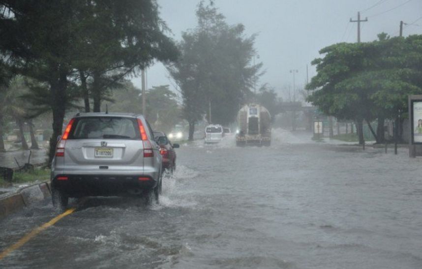 Una vaguada y humedad de una onda tropical generan aguaceros